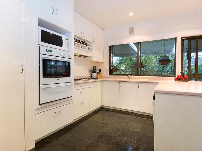 2 Kelvinside Street, Hughesdale VIC 3166