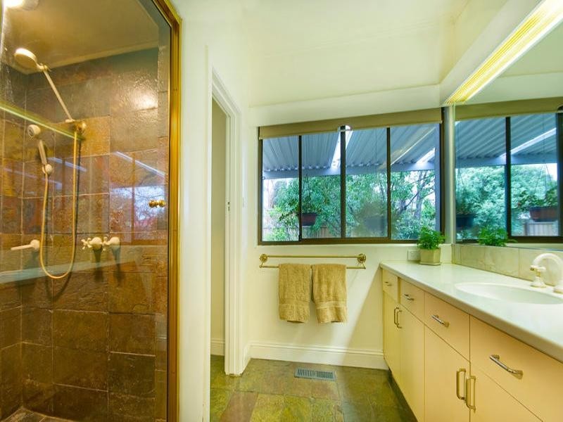 2 Kelvinside Street, Hughesdale VIC 3166
