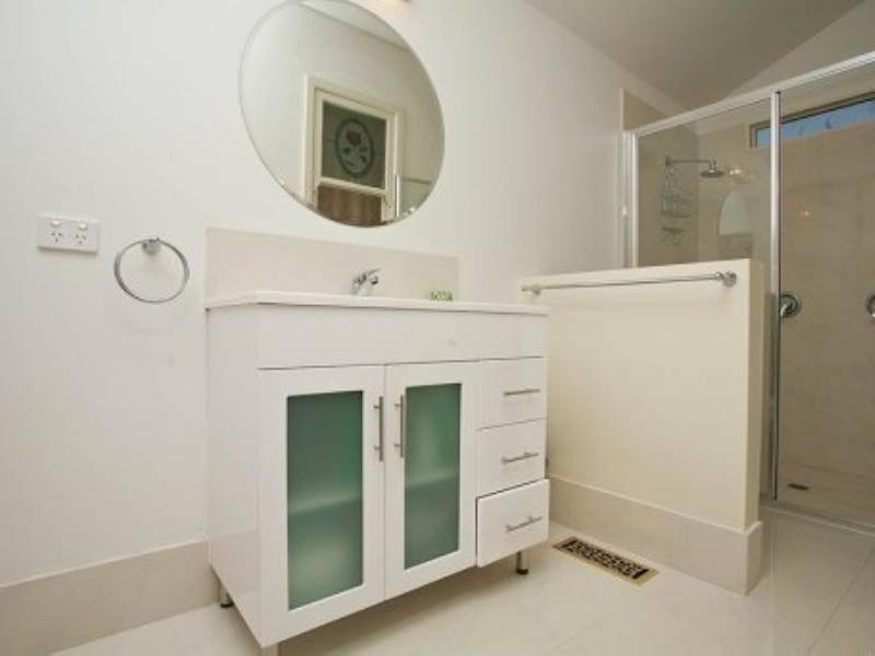 4 Calembeena Avenue, Hughesdale VIC 3166