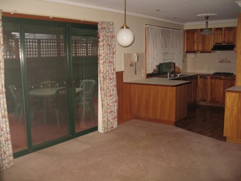 3/2 Ambleside Crescent, Berwick VIC 3806