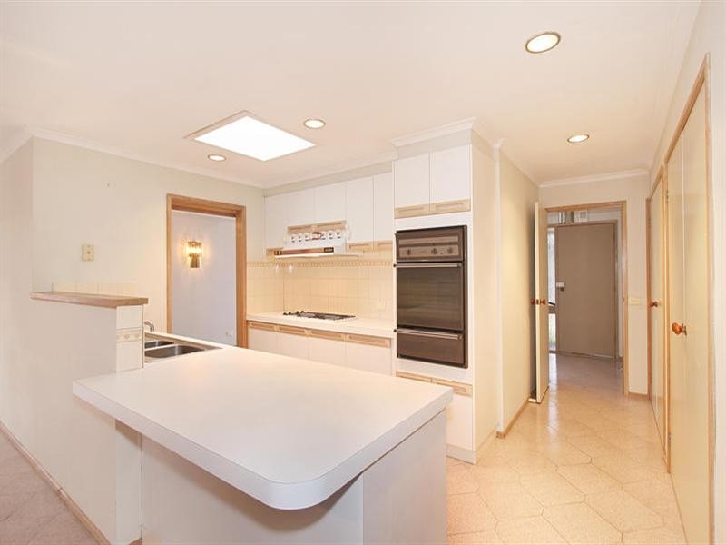 8 Mark Court, Chadstone VIC 3148