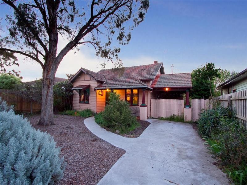 9 Carlisle Cescent, Hughesdale VIC 3166