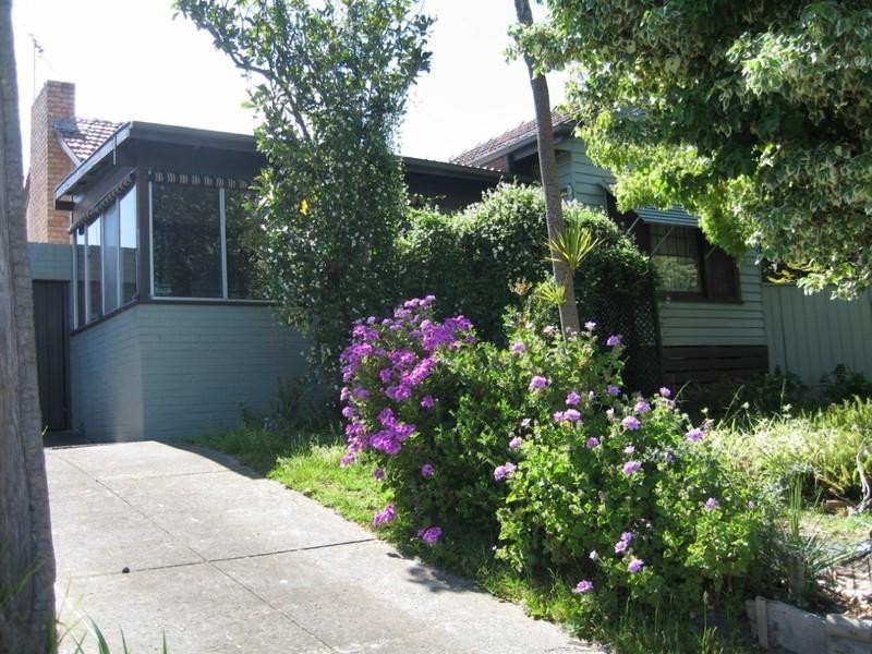 24 Stapley Crescent, Chadstone VIC 3148