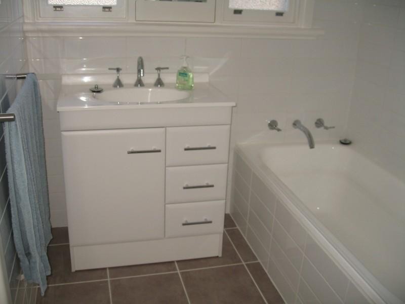 11 Eleebana Avenue, Hughesdale VIC 3166