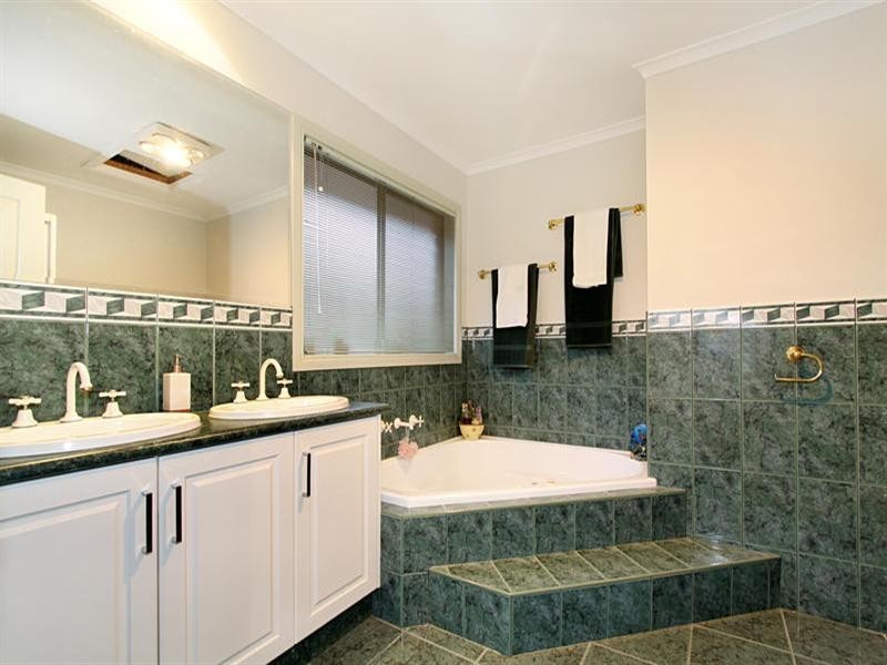 7 Savannah Place, Chadstone VIC 3148