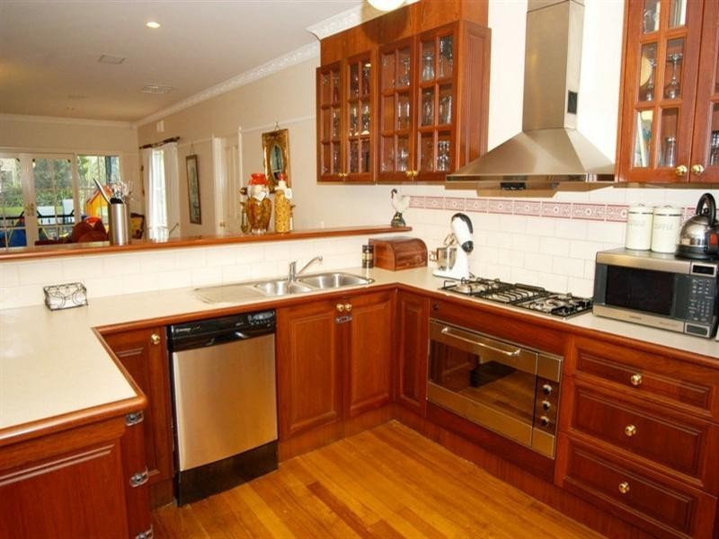 8 Churchill Avenue, Chadstone VIC 3148