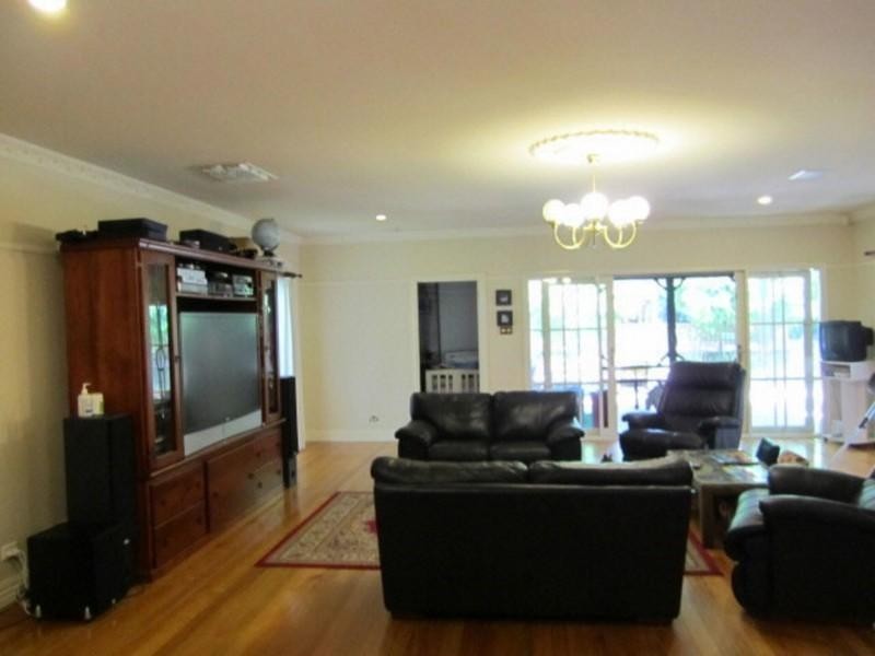 8 Churchill Avenue, Chadstone VIC 3148