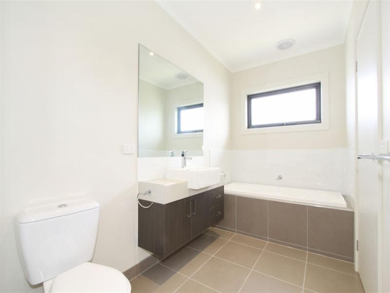 2/33 Renver Road, Clayton VIC 3168