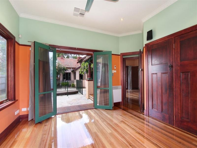 9 Carlisle Crescent, Hughesdale VIC 3166