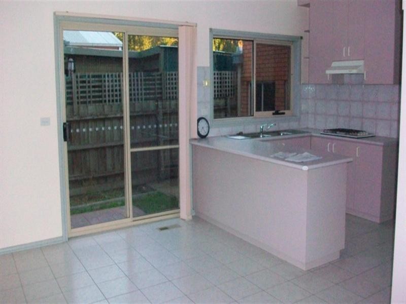 2/20 Carlisle Crescent, Hughesdale VIC 3166