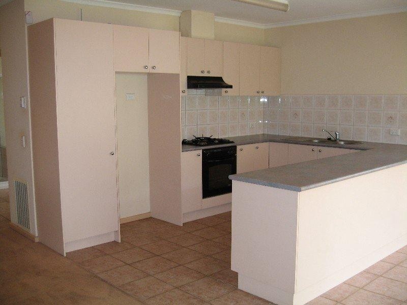 2/18 Yarrinup Avenue, Chadstone VIC 3148