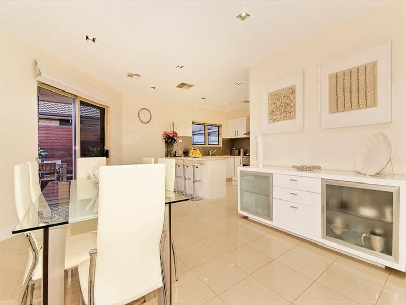 2/76 Scotsburn Avenue, Clayton VIC 3168