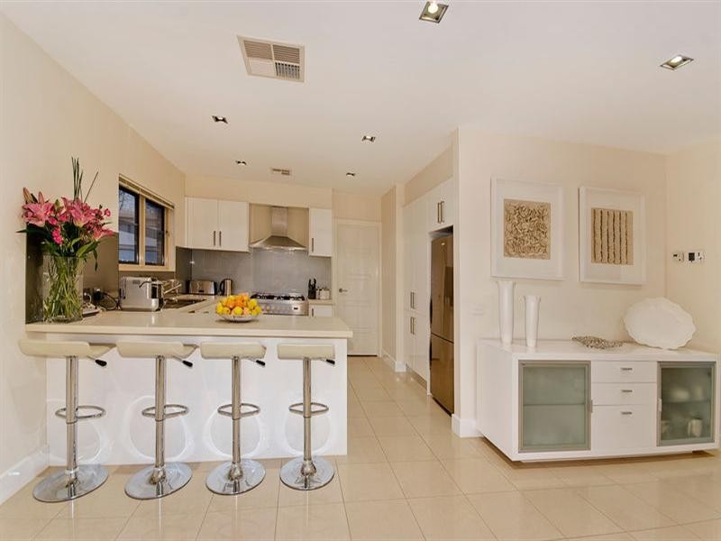 2/76 Scotsburn Avenue, Clayton VIC 3168