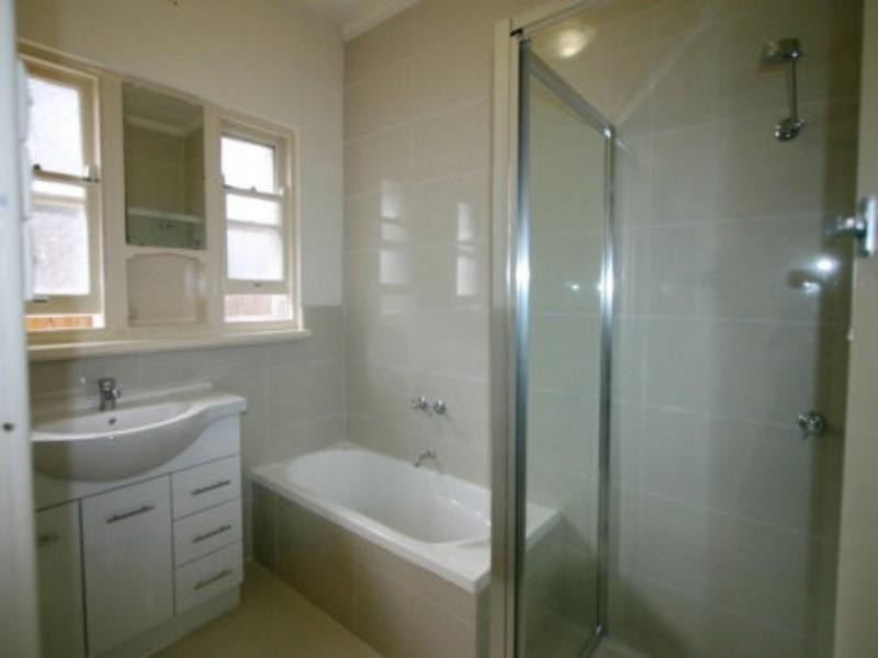 4 Llanos Avenue, Malvern East VIC 3145