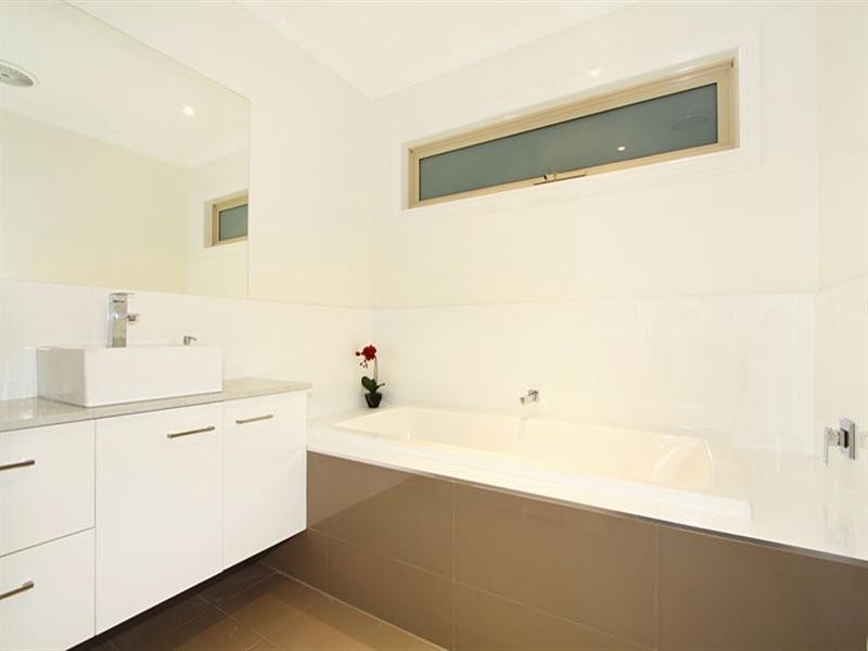 2/23 Alexander Avenue, Oakleigh East VIC 3166