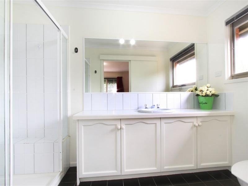 27 Bridgewater Way, Rowville VIC 3178