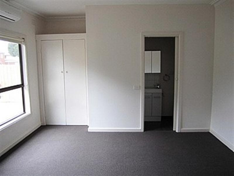 Room 3/4 Hilltop Avenue, Clayton VIC 3168