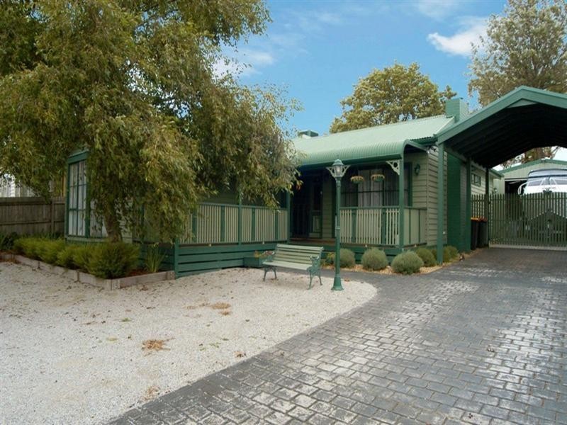 8 Churchill Avenue, Chadstone VIC 3148