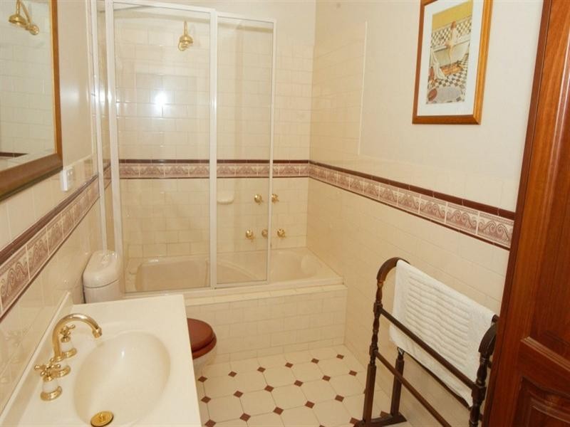 8 Churchill Avenue, Chadstone VIC 3148