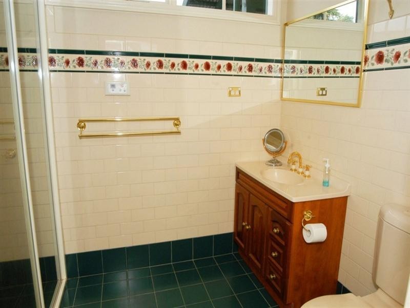 8 Churchill Avenue, Chadstone VIC 3148