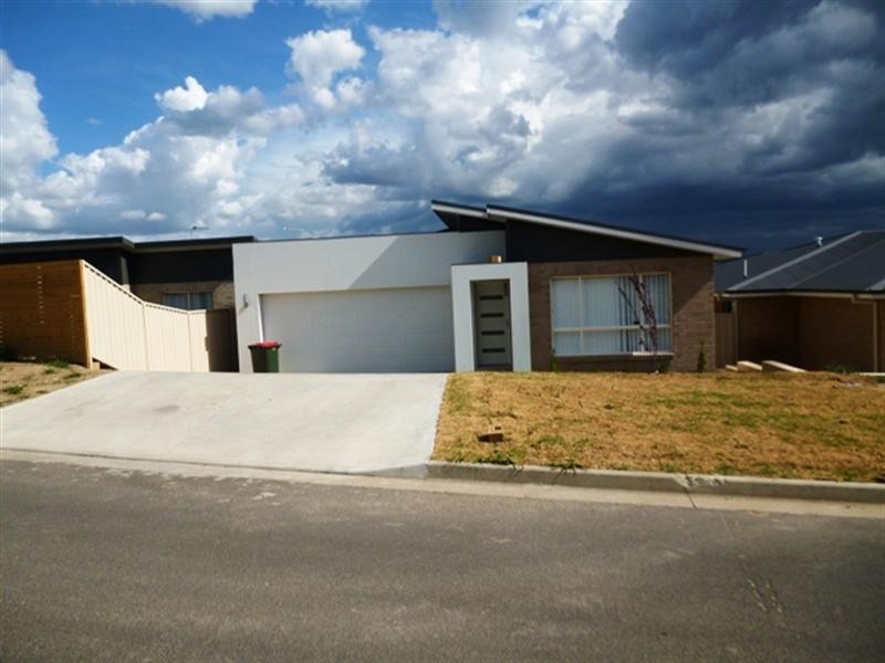 54 Botanic Way, Orange NSW 2800