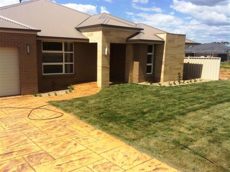 16 Robinson Court, Orange NSW 2800