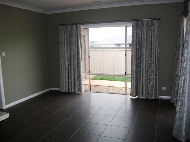 16 Robinson Court, Orange NSW 2800