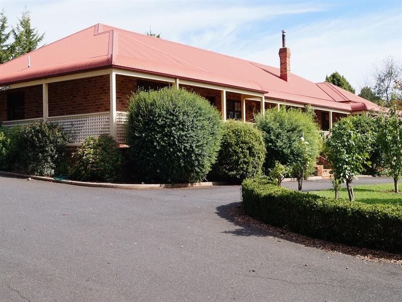 11 Borrodell Drive, Orange NSW 2800