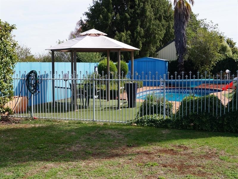 11 Borrodell Drive, Orange NSW 2800