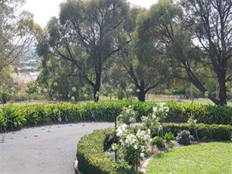 11 Borrodell Drive, Orange NSW 2800