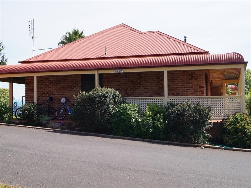 11 Borrodell Drive, Orange NSW 2800