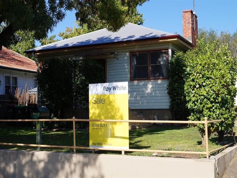 11 Burrendong Way, Orange NSW 2800