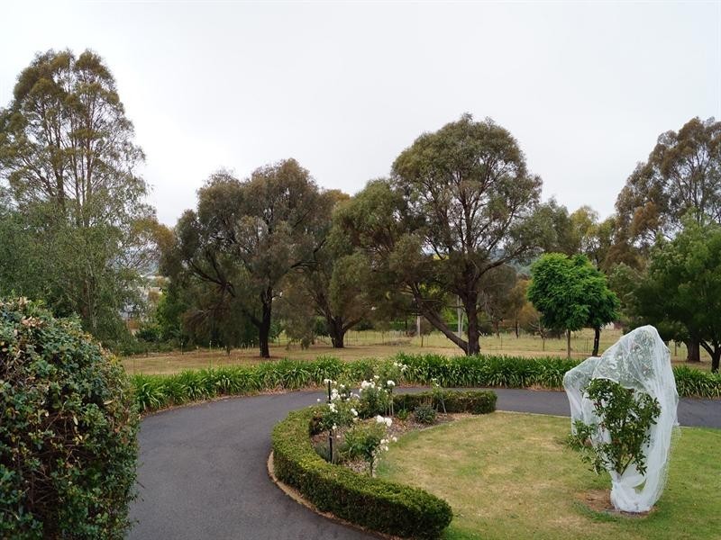 11 Borrodell Drive, Orange NSW 2800