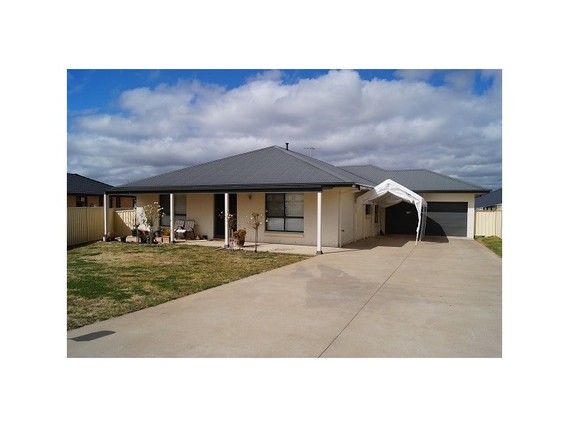 8 Valencia Drive, Orange NSW 2800