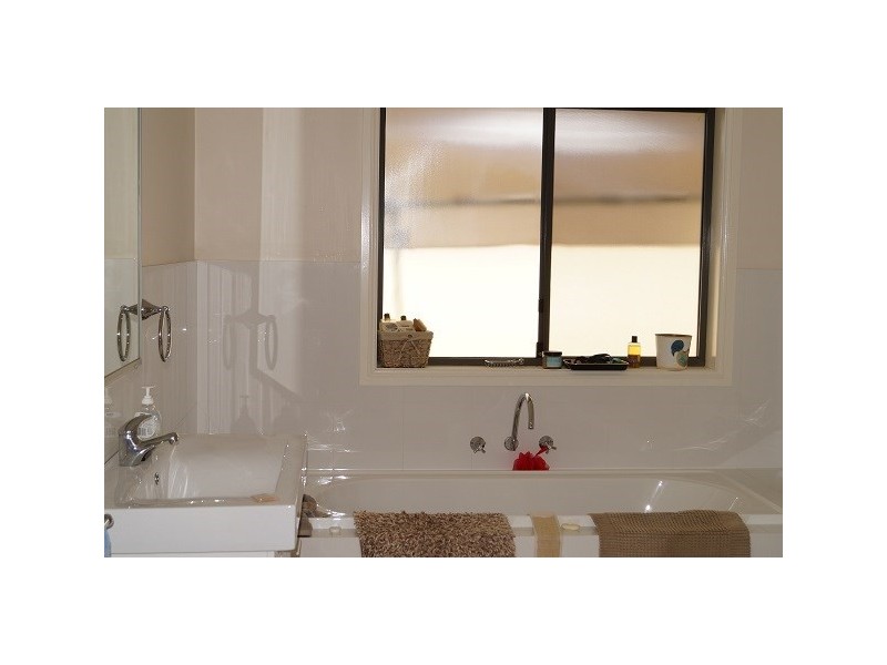 8 Valencia Drive, Orange NSW 2800