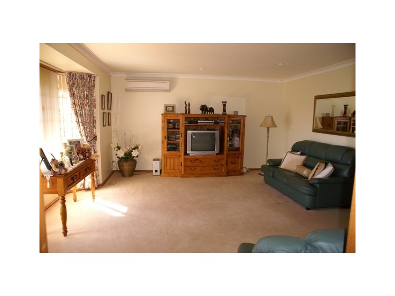 2 Joanne Place, Orange NSW 2800