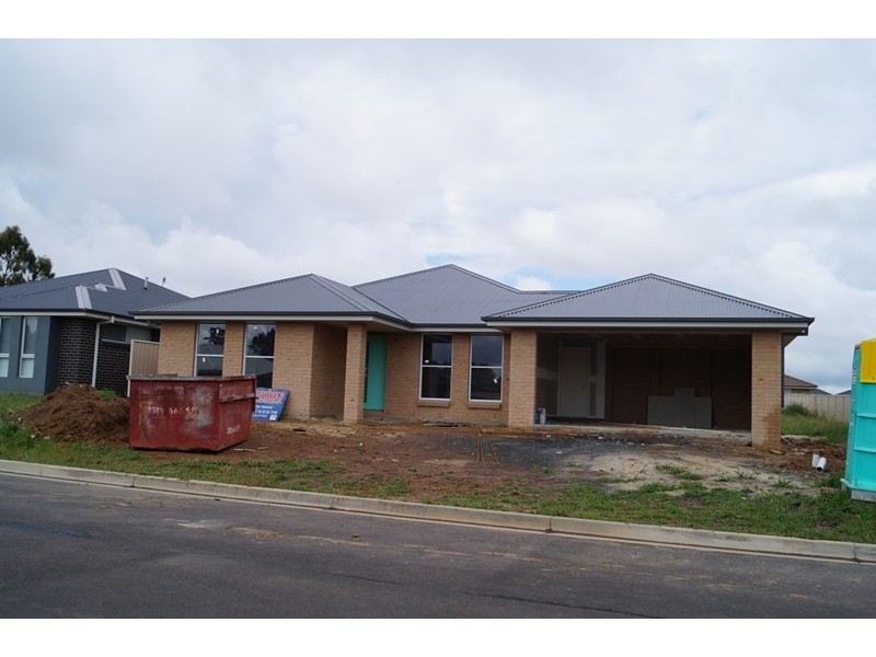 11 Molloy Drive, Orange NSW 2800