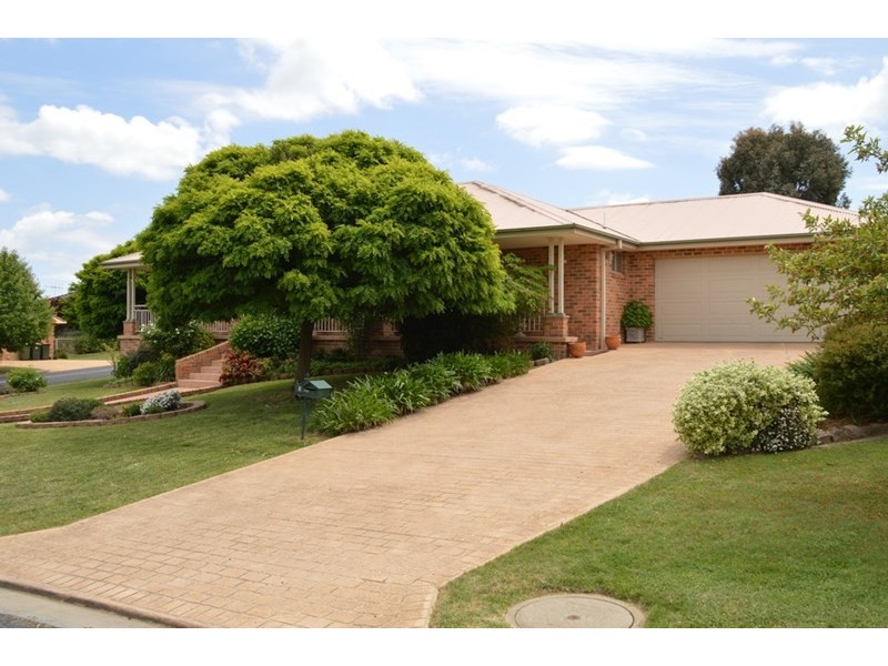 2 Magnolia Way, Orange NSW 2800