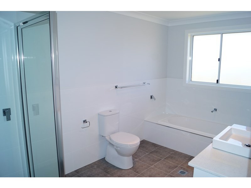 2/4 Glasson Drive, Orange NSW 2800