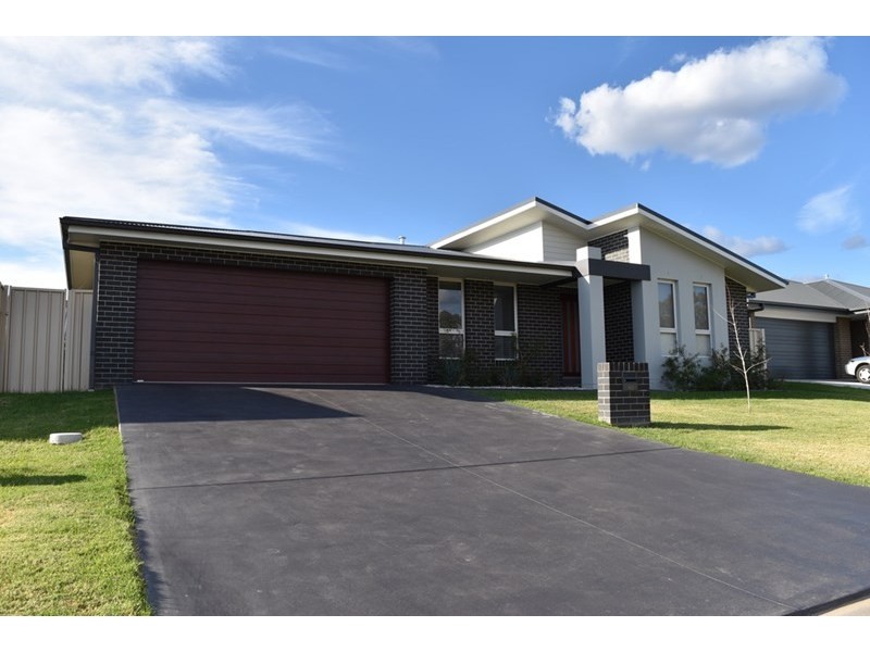 42 Molloy Drive, Orange NSW 2800