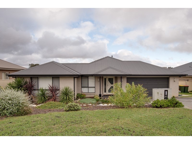17 Robinson Court, Orange NSW 2800