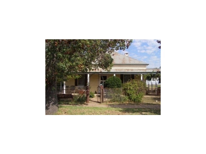 19 Derowie Street, Manildra NSW 2865
