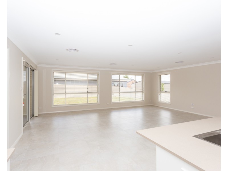 26 Lisbon Circuit, Orange NSW 2800