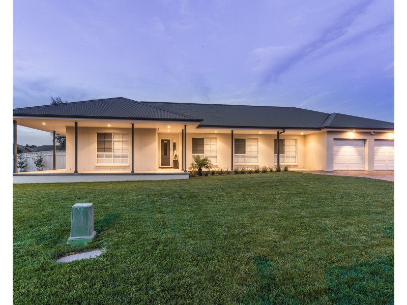 8 Roselawn Drive, Orange NSW 2800