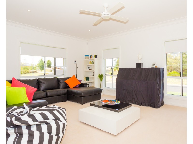 8 Roselawn Drive, Orange NSW 2800