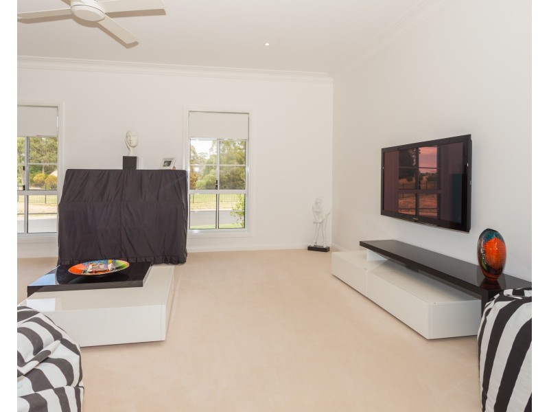 8 Roselawn Drive, Orange NSW 2800