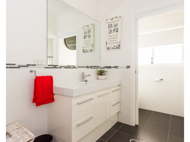 8 Roselawn Drive, Orange NSW 2800