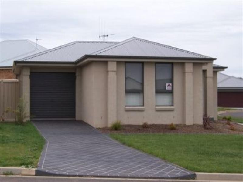 1 Stewart Close, Orange NSW 2800