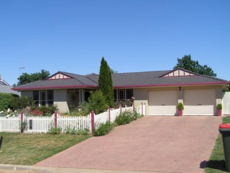 18 Pineridge Drive, Orange NSW 2800