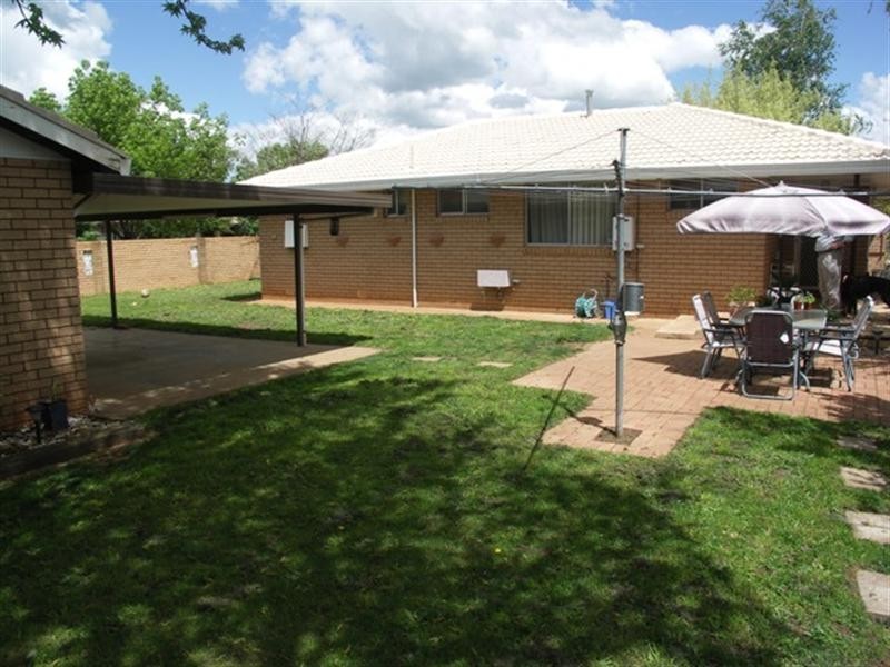 2 Courallie Drive, Orange NSW 2800